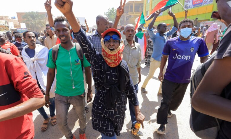 مجلة أميركية: بعد عام من الانقلاب.. السودانيون يرفضون الاستسلام رغم حملات القمع المميتة
