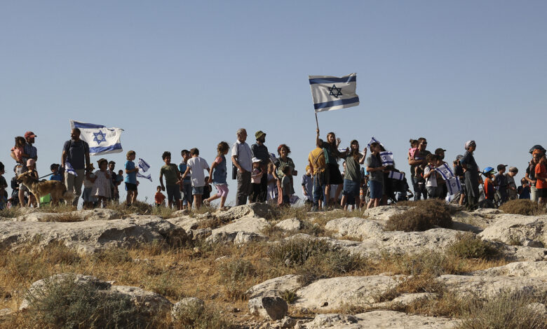 يعتقدون أن أرض الضفة "طابو ربّاني" لهم.. تيار الصهيونية الدينية يتغلل بين المستوطنين وفي قيادات الجيش الإسرائيلي