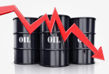 قبيل محادثات "أوبك بلس" بشأن خفض الإنتاج.. النفط يتراجع وصدام منتظر مع أميركا
