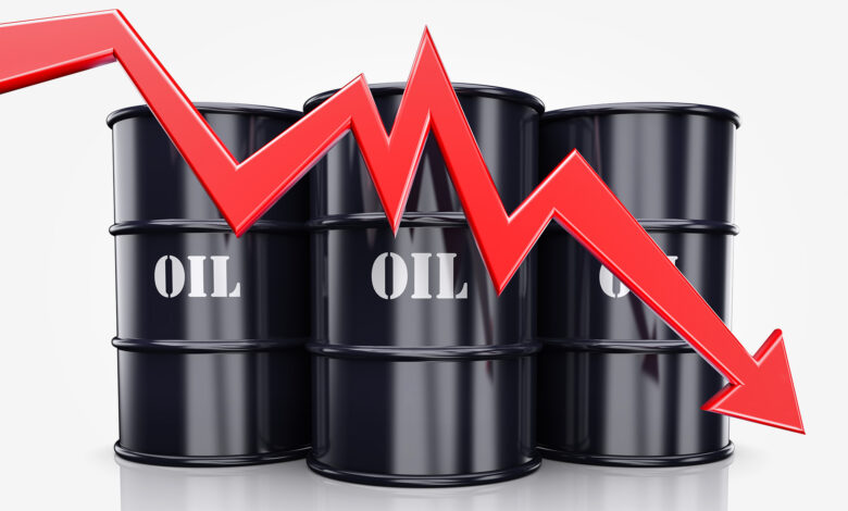قبيل محادثات "أوبك بلس" بشأن خفض الإنتاج.. النفط يتراجع وصدام منتظر مع أميركا