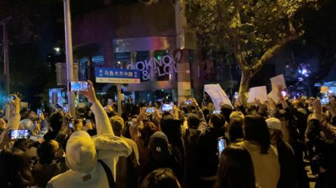 لماذا يرفع المحتجون في الصين أوراقاً بيضاء فارغة؟