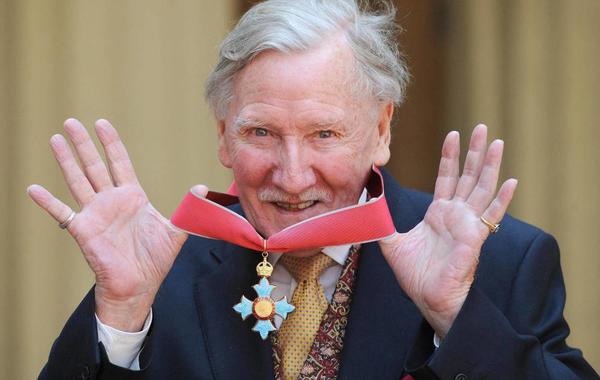 British actor Leslie Phillips poses for photographs after receiving his Commander of the British Empire (CBE) from Britain's Queen Elizabeth II at Buckingham Palace in London, on May 7, 2008. AFP PHOTO/Fiona Hanson/POOL FIONA HANSON / POOL / AFP