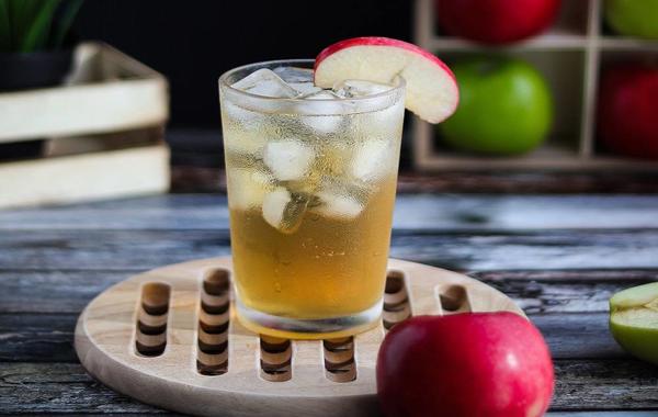 فوائد مدهشة لعصير التفاح على الريق (المصدر: Pexels)