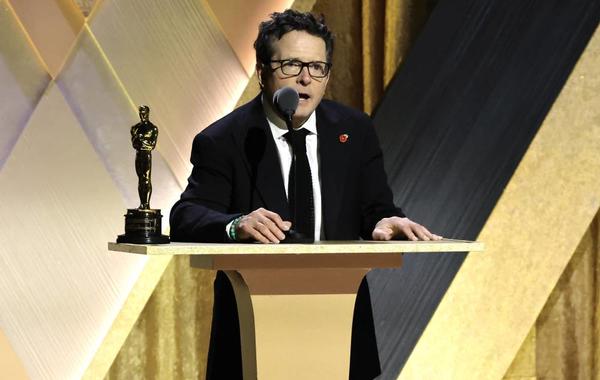 LOS ANGELES, CALIFORNIA - NOVEMBER 19: Michael J. Fox accepts the Jean Hersholt Humanitarian Award during the Academy of Motion Picture Arts and Sciences 13th Governors Awards at Fairmont Century Plaza on November 19, 2022 in Los Angeles, California. Kevin Winter/Getty Images/AFP KEVIN WINTER / GETTY IMAGES NORTH AMERICA / Getty Images via AFP