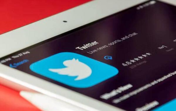 ماسك يهدد بصناعة هاتف جديد في حال حظر "تويتر" على متجر تطبيقات بعض الشركات