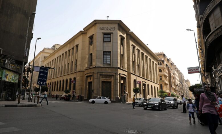 لماذا لم يؤثر تعويم الجنيه واتفاق صندوق النقد في الاقتصاد المصري؟