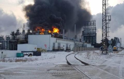إخماد حريق في منشأة لتكرير النفط بروسيا