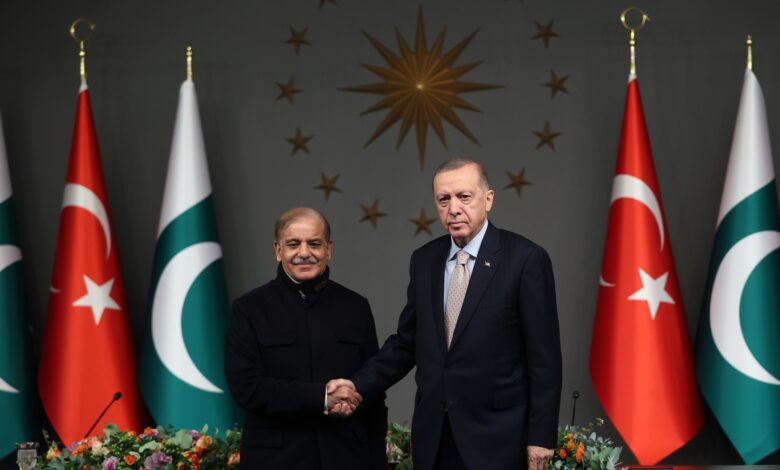 التقى أردوغان بإسطنبول.. شهباز شريف يدعو تركيا للانضمام للممر الاقتصادي مع الصين
