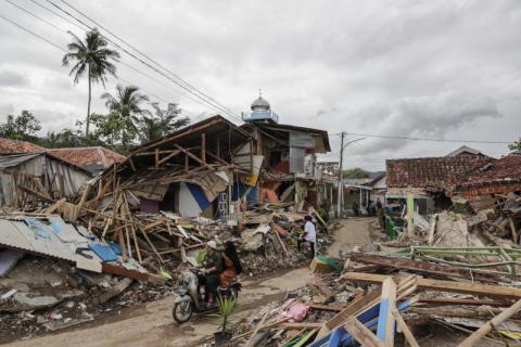حصيلة ضحايا زلزال إندونيسيا ترتفع إلى 321 قتيلاً