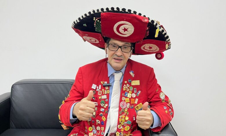 أشهر مشجع تونسي يروي للجزيرة نت قصة حضور 15 كأس عالم وبزة مثقلة بـ40 كيلوغراما من التذكارات