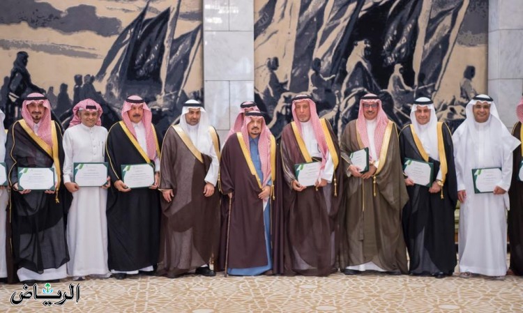 أمير الرياض يكرم مصرف الراجحي لدعمه "الوقف الصحي" ومراكز الرعاية الصحية