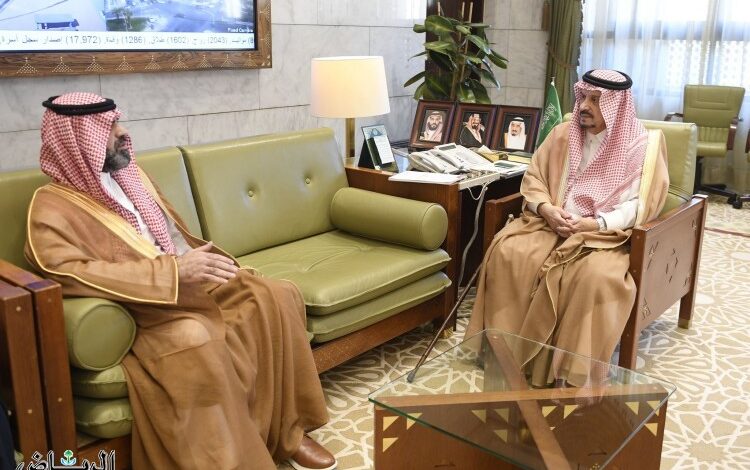 أمير الرياض يستقبل مدير فرع هيئة الهلال الأحمر بالمنطقة
