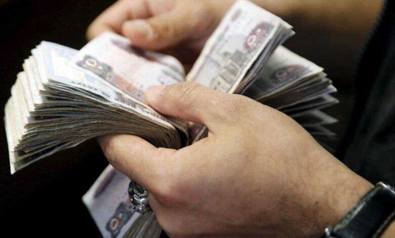 مصر.. ارتفاع التضخم يدفع الشركات لخفض التكاليف ووقف مكافآت الموظفين
