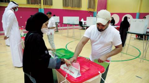 الإعادة تهيمن على نتائج الانتخابات النيابية والبلدية في البحرين