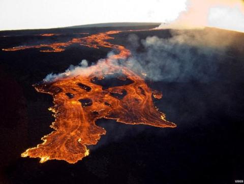 أكبر بركان نشط في العالم يقذف رماده