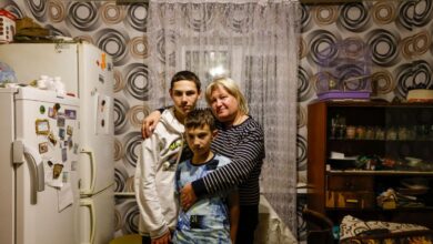 سافرت 3700 كيلومتر لاستعادة أبنائها من روسيا.. لوباريزيان: ملحمة أمّ في حرب أوكرانيا