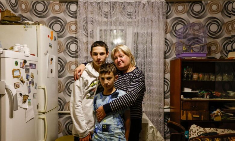 سافرت 3700 كيلومتر لاستعادة أبنائها من روسيا.. لوباريزيان: ملحمة أمّ في حرب أوكرانيا
