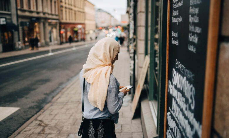 تزايد مخاوفهم مع صعود اليمين إلى الحكم.. المسلمون الأكثر عرضة للكراهية والعنصرية في السويد