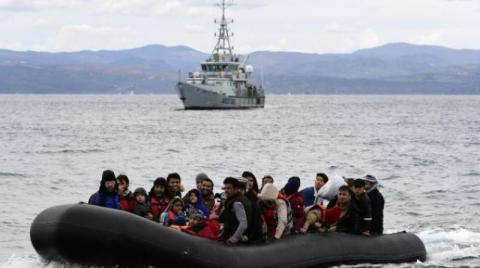 اليونان تحاول إنقاذ 500 مهاجر قبالة شواطئها... و«الرياح العاتية» تعرقلها