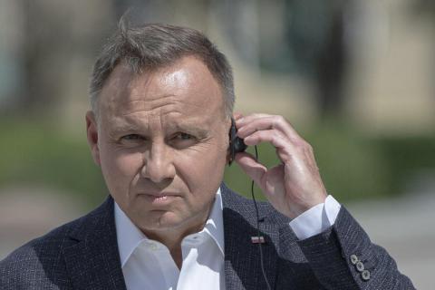 مخادع روسي يتحدث مع رئيس بولندا منتحلاً شخصية ماكرون (فيديو)