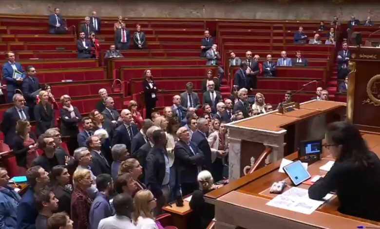 البرلمان الفرنسي يعلق جلسة بسبب إهانة عنصرية لنائب من أصل أفريقي