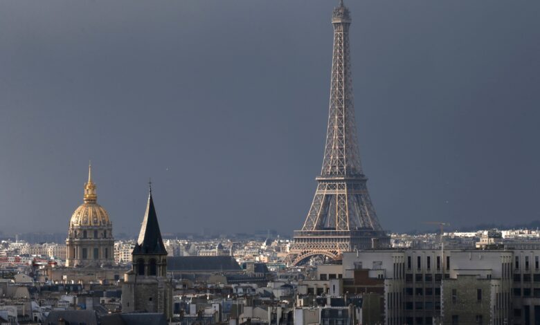 إلقاء القبض على كاهن بتهمة استدراج قاصر واغتصابه في أحد الفنادق بباريس