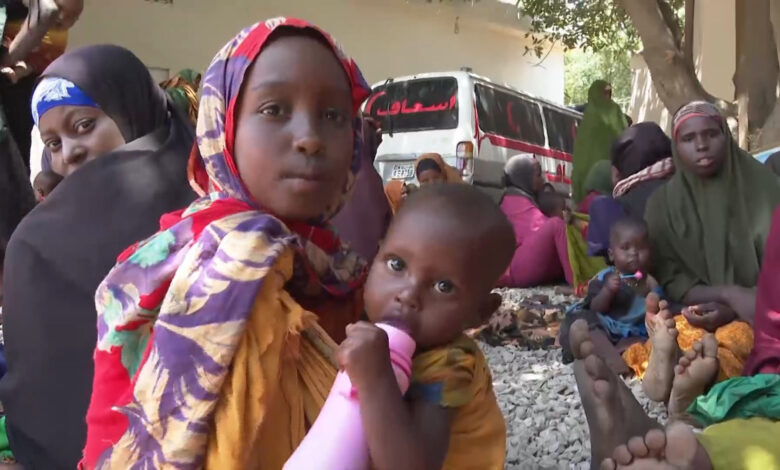 قصص تدمي القلب.. لوموند: الصومال دولة يسحقها الجفاف والجوع