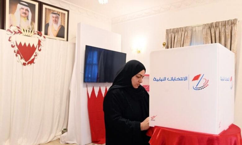 بالصور.. البحرينيون المقيمون في عُمان يدلون بأصواتهم في الانتخابات النيابية