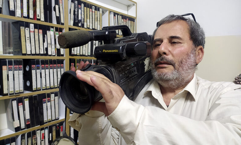 في الذكرى الـ35 لانطلاقتها.. "مصور حماس الأول" يحكي للجزيرة نت عن سنوات الأرشفة والتوثيق