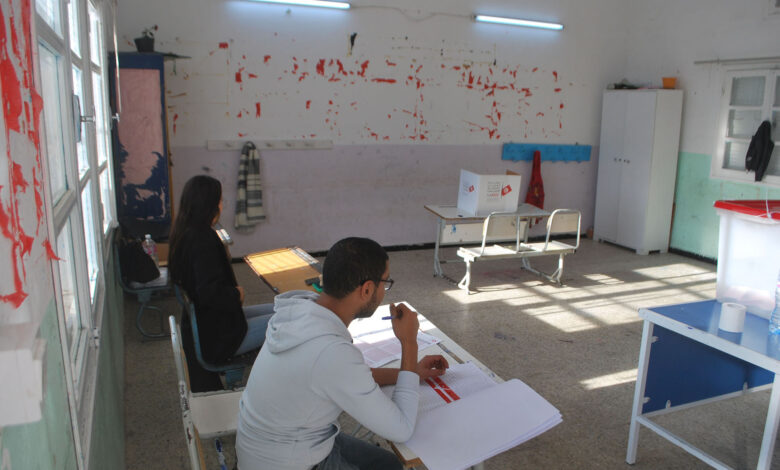 ضعف المشاركة بالانتخابات التونسية.. هل يعدّ شهادة وفاة لمشروع قيس سعيد أم تأسيسا جديدا لجمهوريته؟
