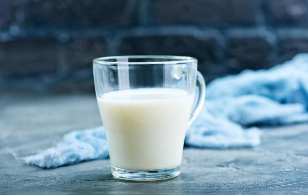 فوائد وأضرار شرب الحليب البارد على الريق