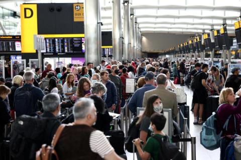موظفو جوازات السفر يتركون عملهم في 6 مطارات بريطانية