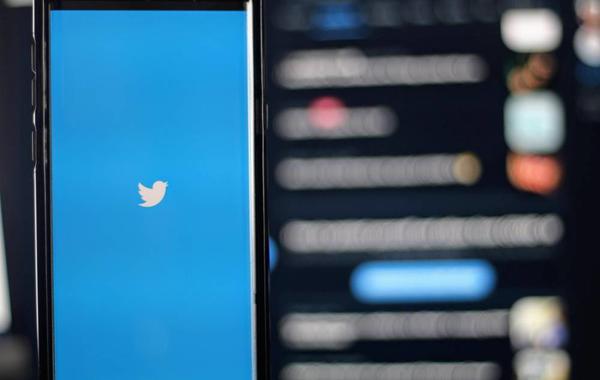 تويتر تطلق رسميا علامة التوثيق لـ"Twitter Blue" باشتراك شهري أعلى لمستخدمي Apple - unsplash
