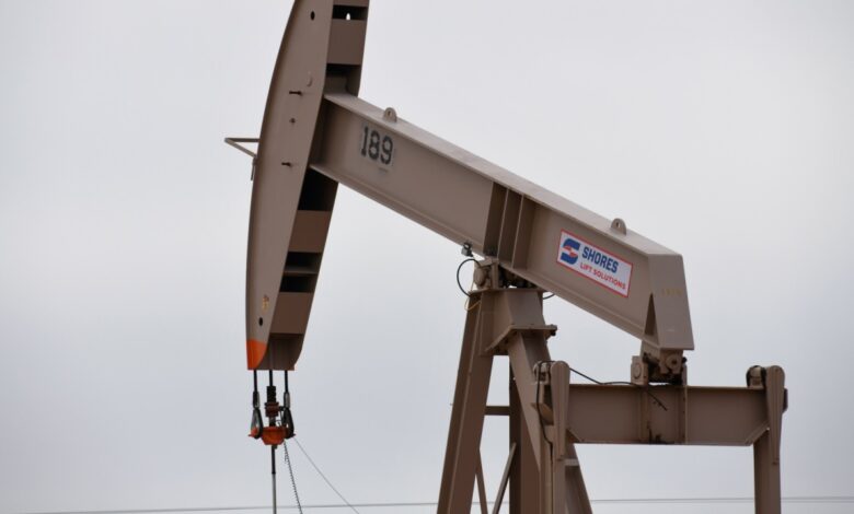 النفط يرتفع بفضل تراجع المخزونات الأميركية