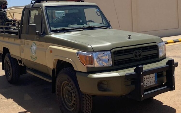 دوريات الأفواج الأمنية بمحافظة فيفا تقبض على شخص لنقله 3 مخالفين