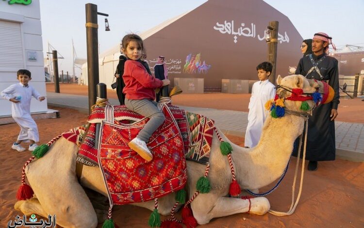 أطفال مهرجان الملك عبدالعزيز للإبل.. فرحة بالماضي وابتسامة للمستقبل