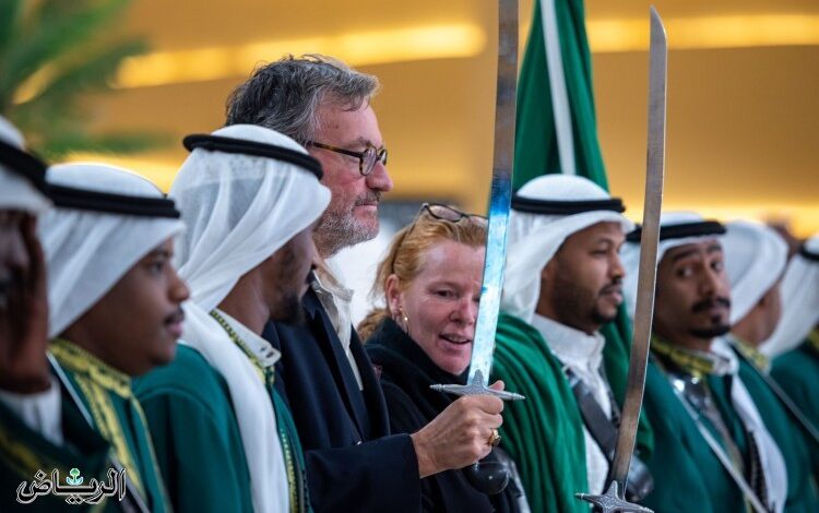 العرضة السعودية تستهوي زوار مهرجان الإبل في منصة طويق