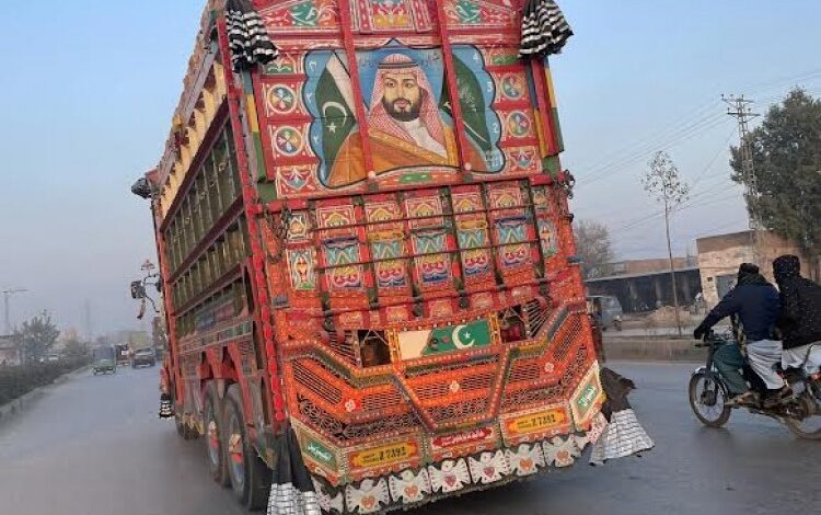 سائق شاحنة في باكستان يعلّق صورة ولي العهد تعبيراً لحبه للمملكة