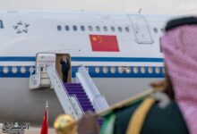 بدعوة من خادم الحرمين.. رئيس الصين يصل إلى الرياض