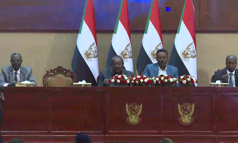 "العصا والجزرة" تقود العسكر والمدنيين في السودان إلى اتفاق إطاري لحل الأزمة
