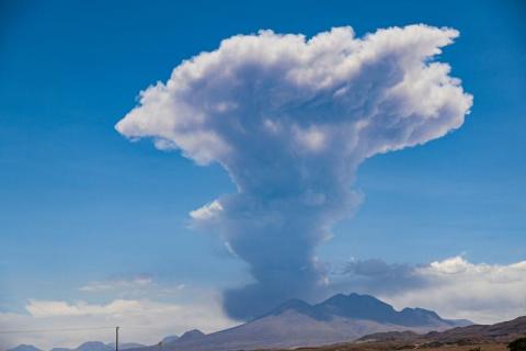 نشاط بركان في تشيلي يتسبب بزلزال وعمود دخان بارتفاع 6 آلاف متر (فيديو)