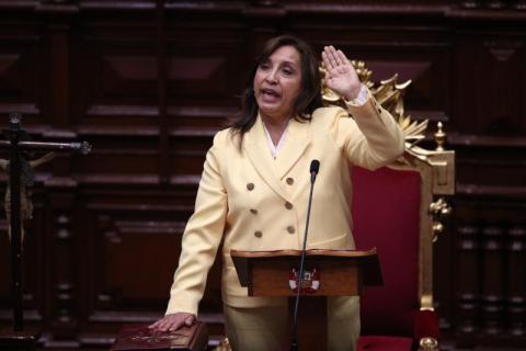 البرلمان البيروفي يعزل الرئيس والشرطة تحتجزه ونائبته تتولى السلطة