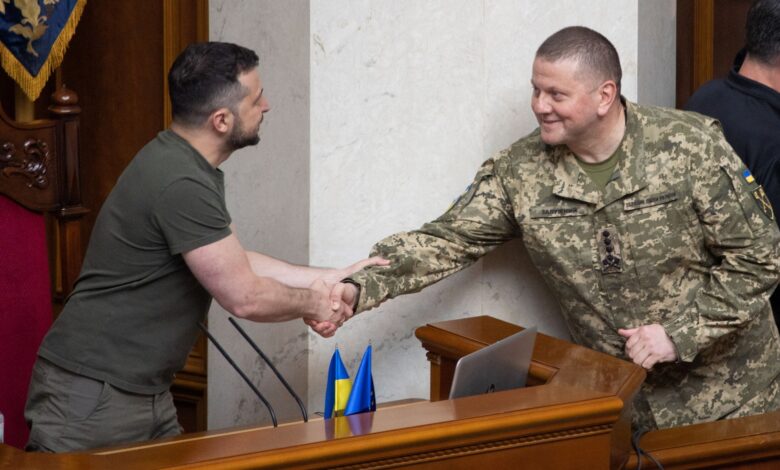 صحيفة روسية: رغبة غربية في استبدال زيلينسكي بقائد الجيش الأوكراني