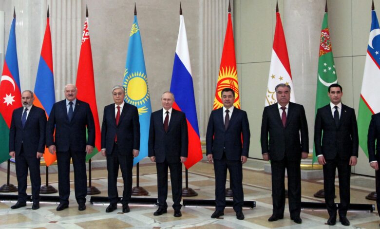 بوتين يوزع خواتم على 8 قادة أجانب.. والبعض يقارنه بـ"سيد الخواتم"
