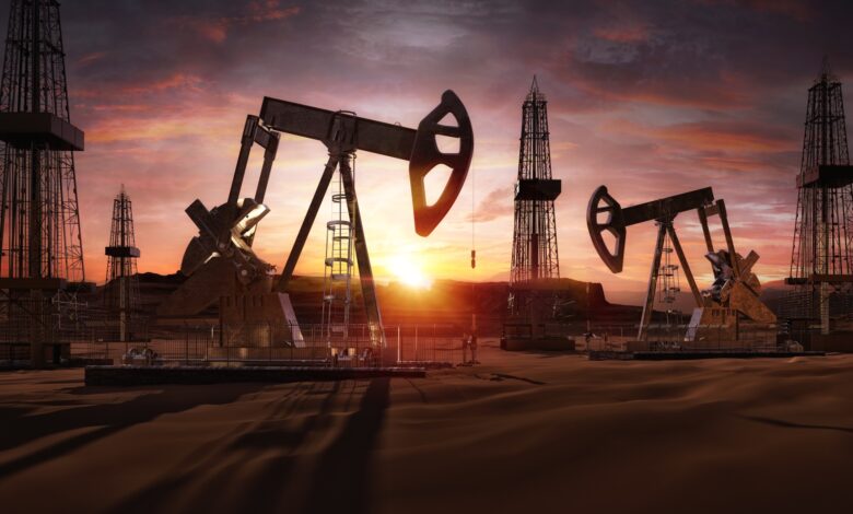 النفط يتراجع لقرب أدنى مستوى في 2022.. والدولار يرتفع