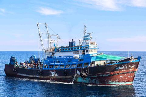 البحرية الأميركية تعترض سفينة صيد تهرّب ذخيرة في خليج عُمان