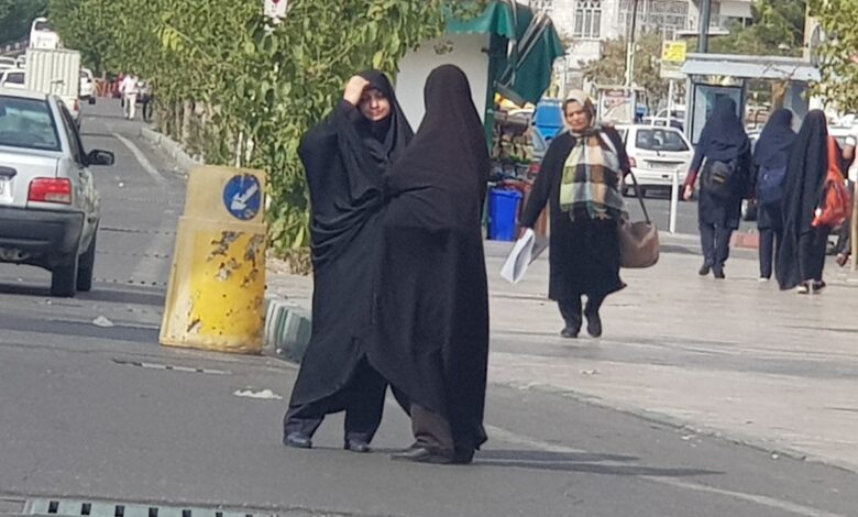 كيف تفاعل الإيرانيون مع قرار وقف عمل شرطة الأخلاق ومراجعة قانون الحجاب؟