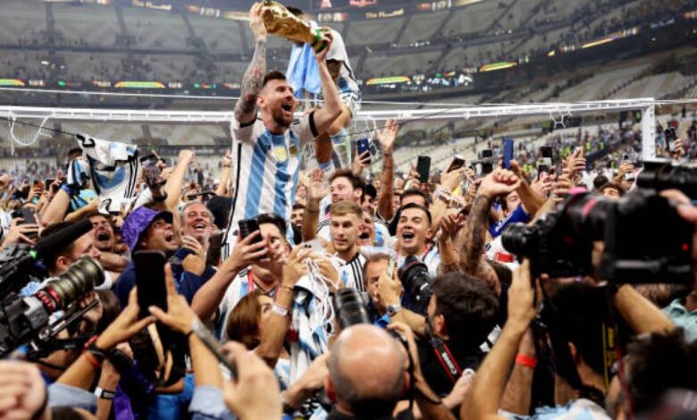 "فازوا بالمنشطات والغش وهدايا الحكام".. صحفي مكسيكي يشكك في ألقاب الأرجنتين الثلاثة بكأس العالم
