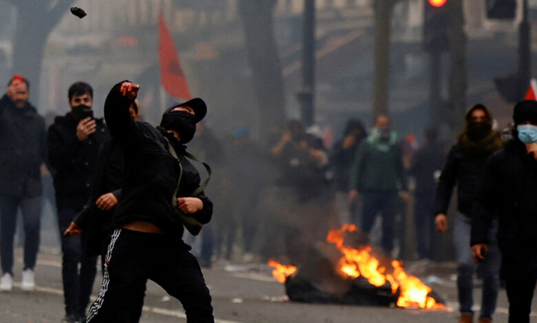 هجوم باريس يثير ضجة "الإرهاب الإسلامي" من جديد.. لماذا غضب المحتجون من السلطات الفرنسية؟