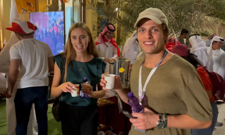 يقدم المشروبات الساخنة والحلوى للجماهير.. مبادرة في قطر تظهر كرم الضيافة لجماهير المونديال